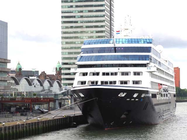 Azamara Journey aan de Cruise Terminal Rotterdam